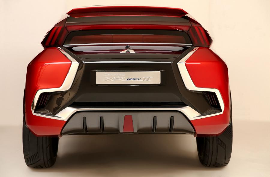  Mitsubishi Concept XR-PHEV II 2015 года  (фото 16 из 21)
